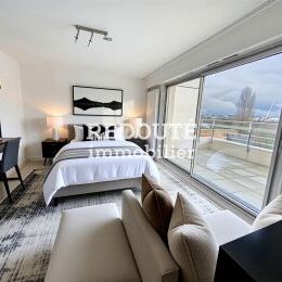 Appartement dernier �tage / terrasse avec parking privatif, proche toutes commodit�s et centre ville.