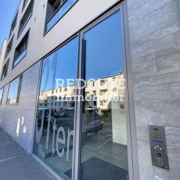 Grand Type 2 en r�sidence PMR r�cente de standing avec balcon et stationnement en sous-sol, proche hyper centre ville.