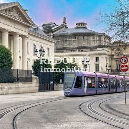 Lot de 3 studios meubl�s et �quip�s au pied de la cath�drale. Bien rare � forte rentabilit� id�al investisseurs.