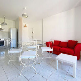 AY CHAMPAGNE  -T2 meubl� avec place de parking