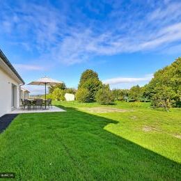 Maison de plain-pied 138 m� avec jardin et garage.
