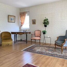 A Vendre - Appartement de type 3 avec cave, parking et deux balcons.