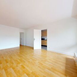 A VENDRE - CENTRE VILLE- DEUX CHAMBRES-BALCON-POSSIBILITE DE STATIONNEMENT