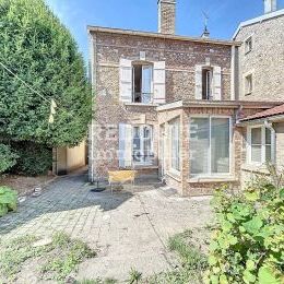 À VENDRE - Maison de Ville avec Grand Jardin